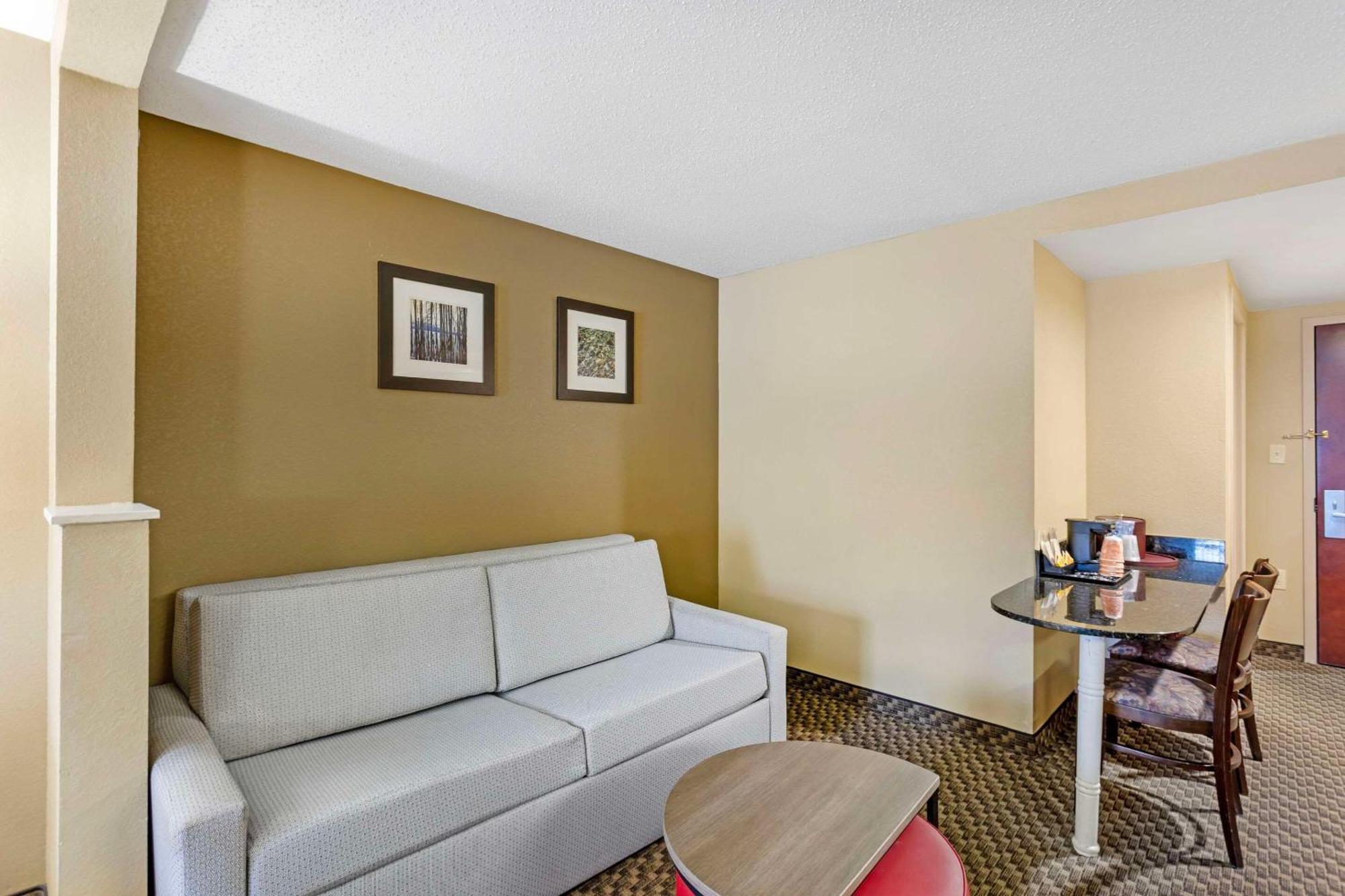 Comfort & Hotel Carneys Point